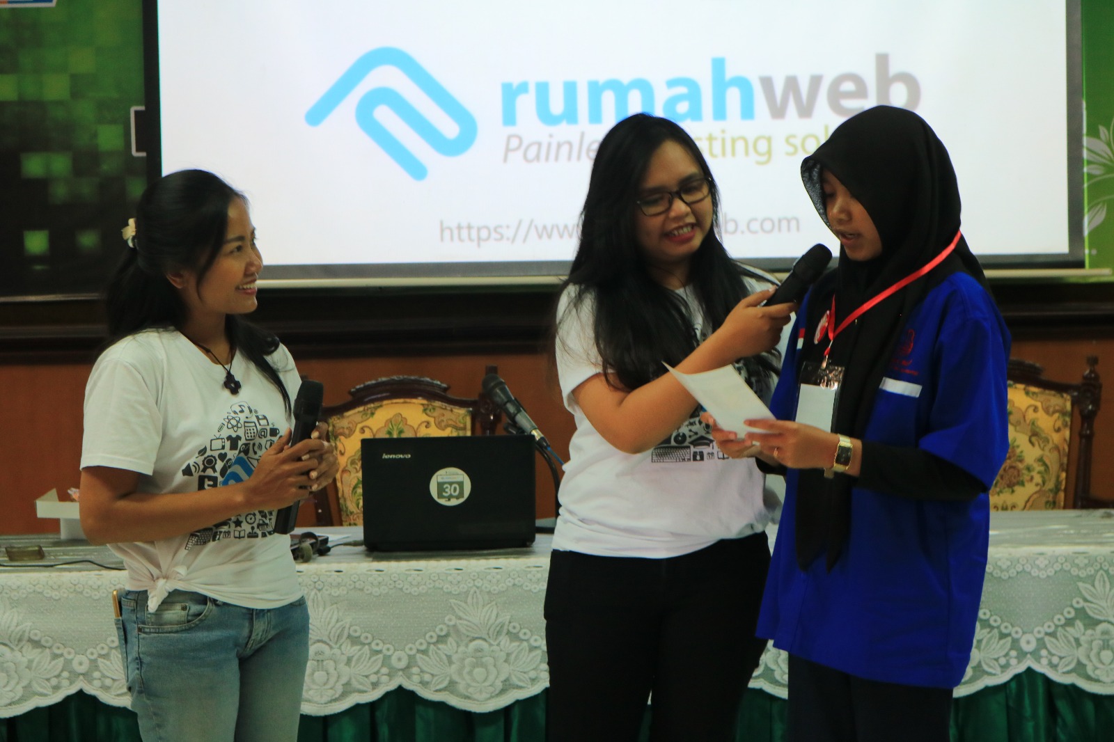 Sponsor Rumahweb memberi Pertanyaan kepada Peserta Dinacom Explore Magelang